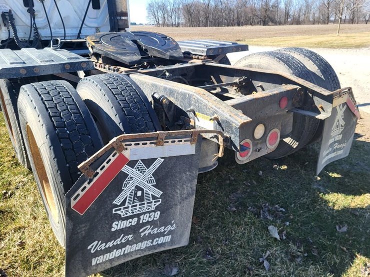 2013-freightliner-ca125dc-tandem-axle-day-cab-semi-image-24