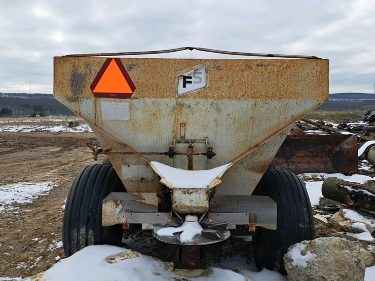 #710-•-fs-fertilizer-spreader-image-4