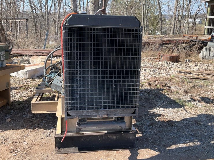 #200-•-iveco-power-unit-with-hydraulic-pumps-image-2