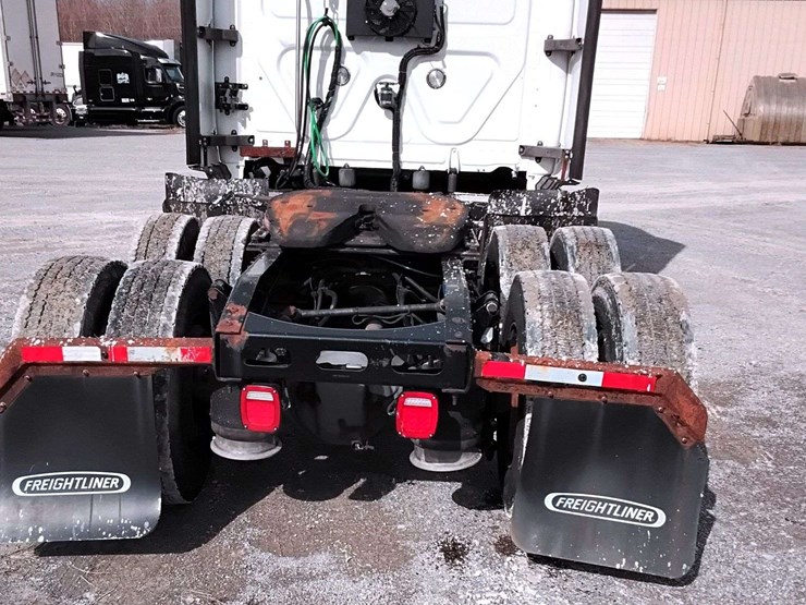 2019-freightliner-cascadia-126-image-12