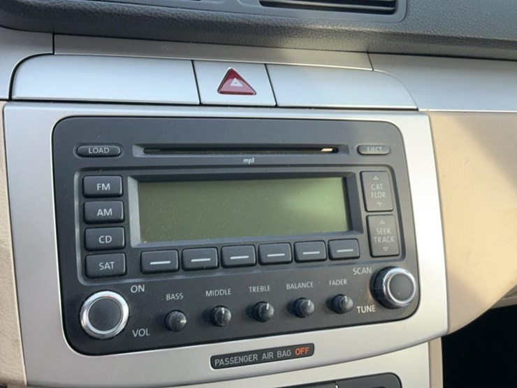 #510-•-2009-volkswagen-passat-image-18