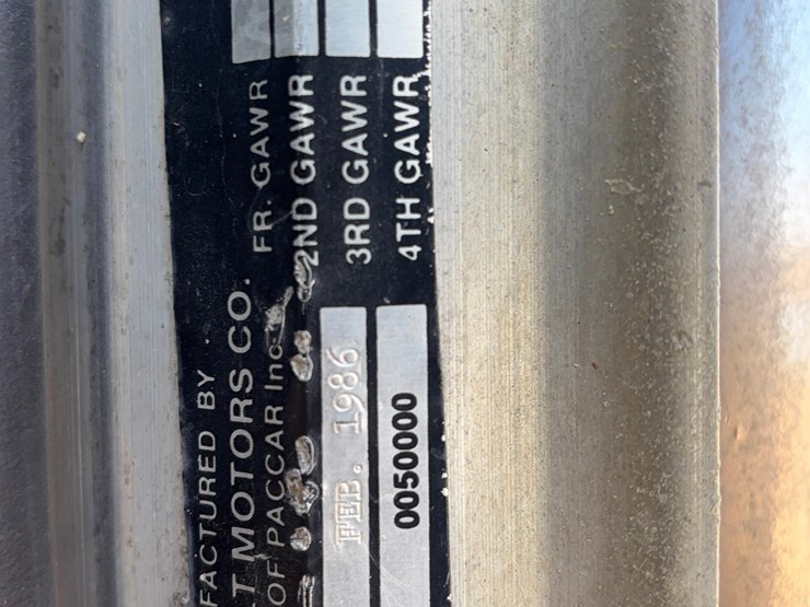 1986-peterbilt-semi-truck-image-22