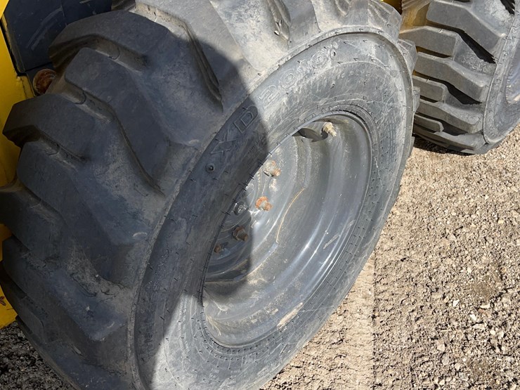 new-holland-l320-image-18