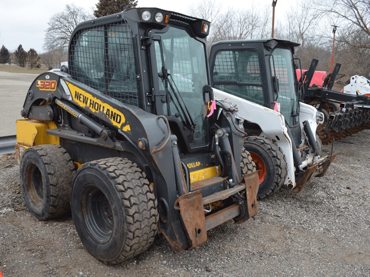 new-holland-l320-image-1