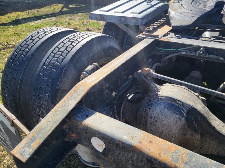 2013-freightliner-ca125dc-tandem-axle-day-cab-semi-image-25