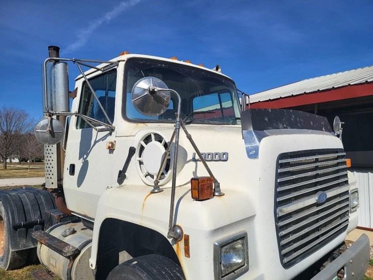 1995-ford-l9000-tandem-axle-day-cab-semi-image-49