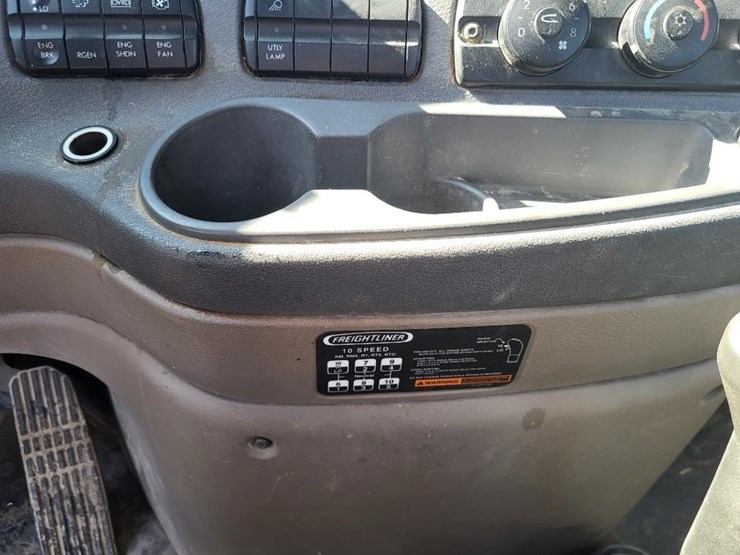 2013-freightliner-ca125dc-tandem-axle-day-cab-semi-image-55