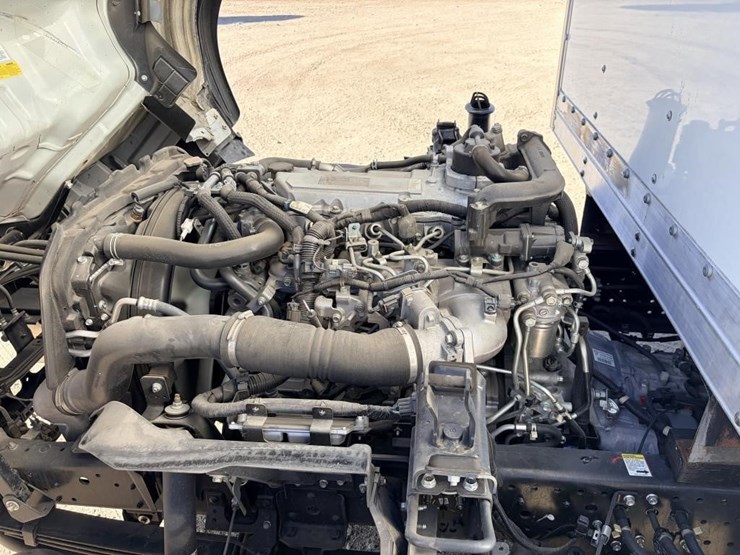 2023-isuzu-nrr-image-11