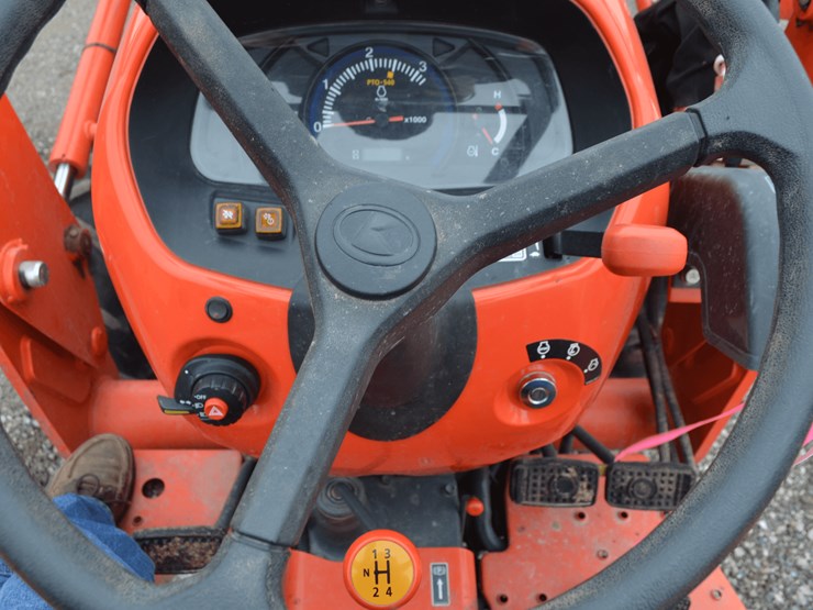 kubota-3301dt-with-la525-loader-image-14