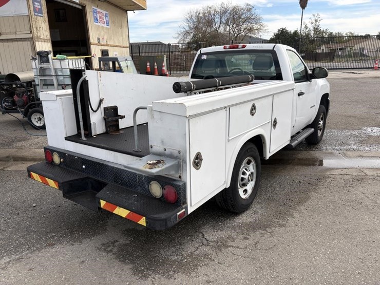 2011-chevrolet-2500-image-3