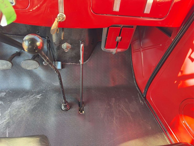 1937-international-d2-panel-truck-image-25