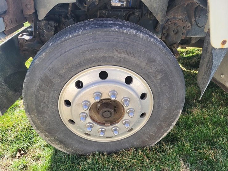 1995-ford-l9000-tandem-axle-day-cab-semi-image-14