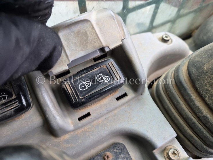 2019-kubota-svl95-2-skid-steer-loader-image-15