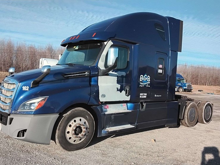 2018-freightliner-cascadia-126-image-2