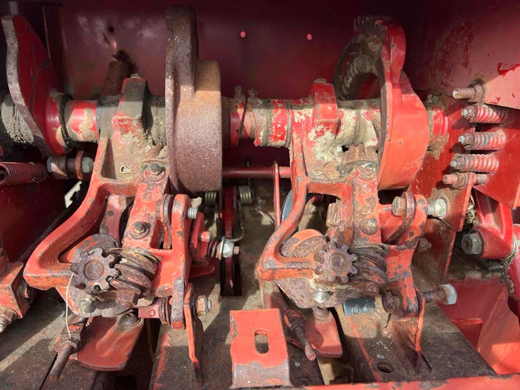 new-holland-575-image-13