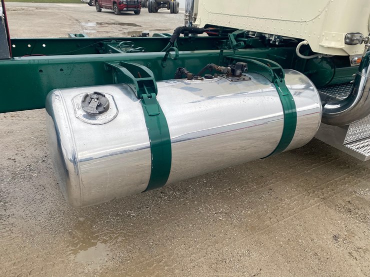 2002-peterbilt-379-image-110