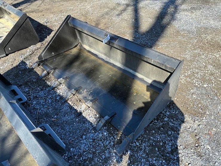 wildcat-72"-skid-steer-tooth-bucket-image-2