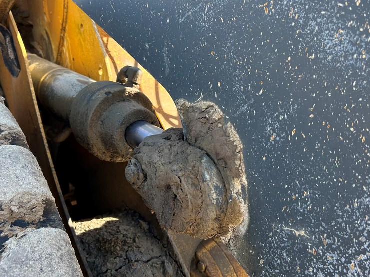 2010-deere-544k-image-22