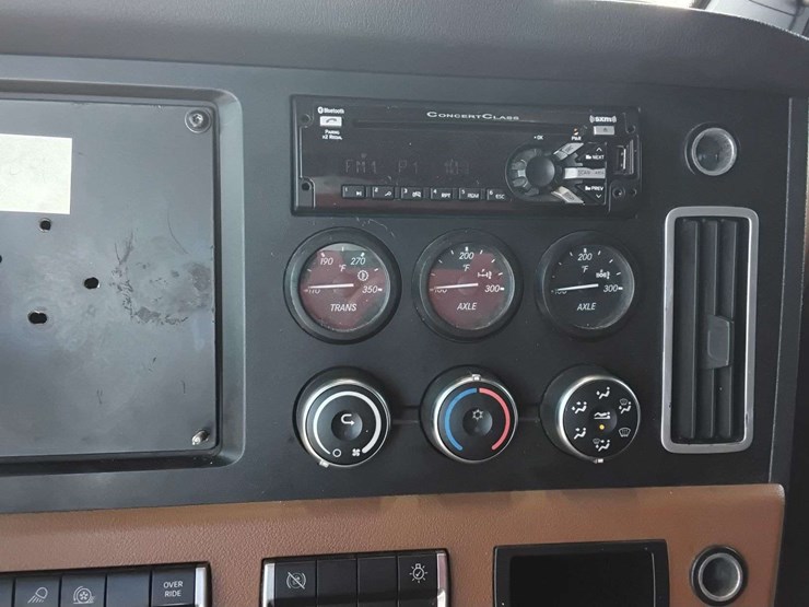 2020-freightliner-cascadia-126-image-13