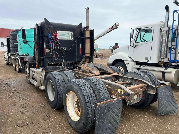 2000-freightliner-fld120-image-6