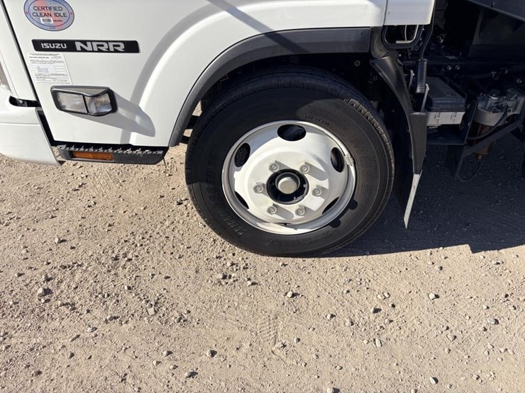 2023-isuzu-nrr-image-10