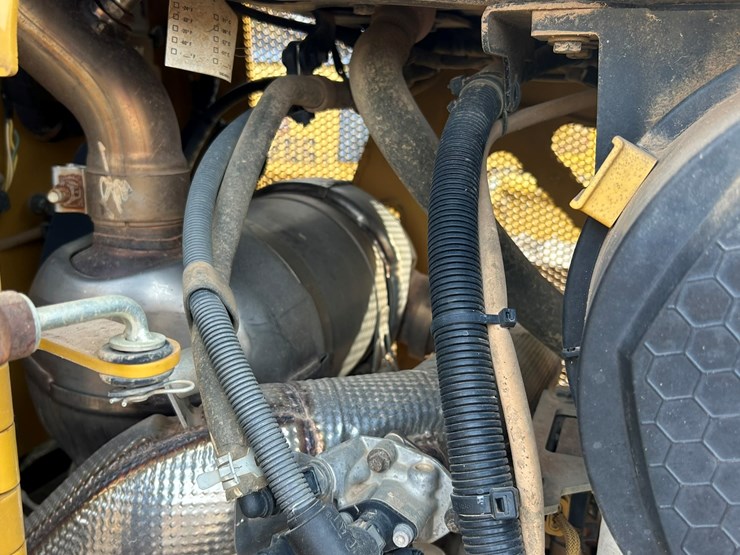 2023-caterpillar-d1-image-32