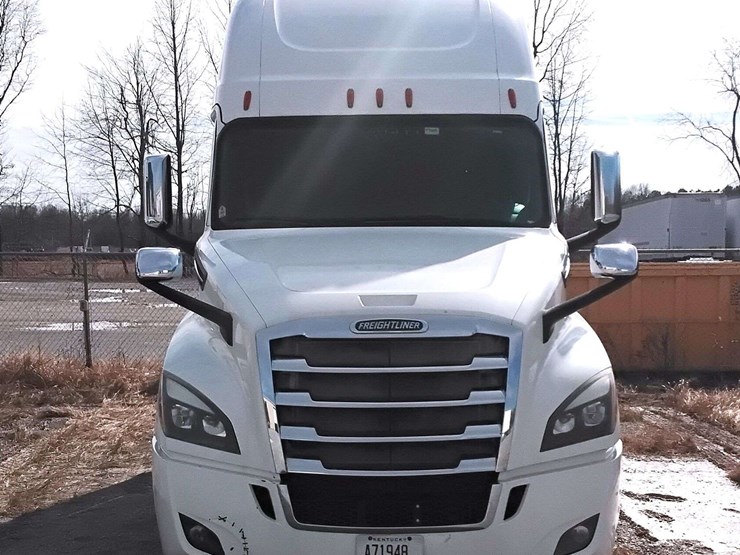 2019-freightliner-cascadia-126-image-7
