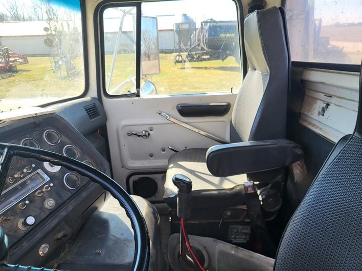 1995-ford-l9000-tandem-axle-day-cab-semi-image-57