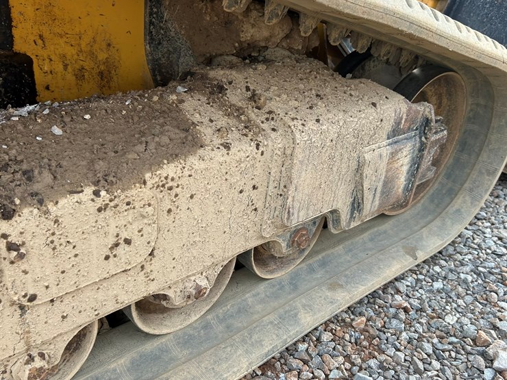 2011-deere-333g-image-56