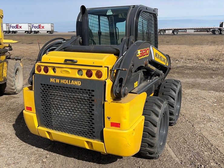 new-holland-l320-image-3
