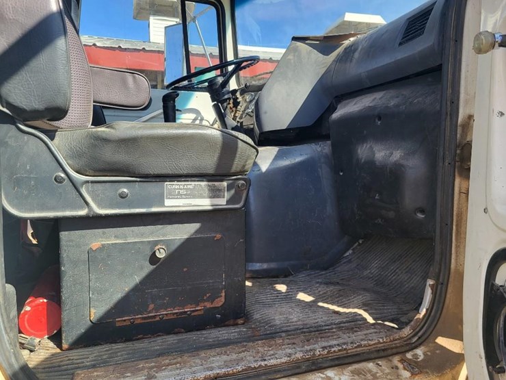 1995-ford-l9000-tandem-axle-day-cab-semi-image-69