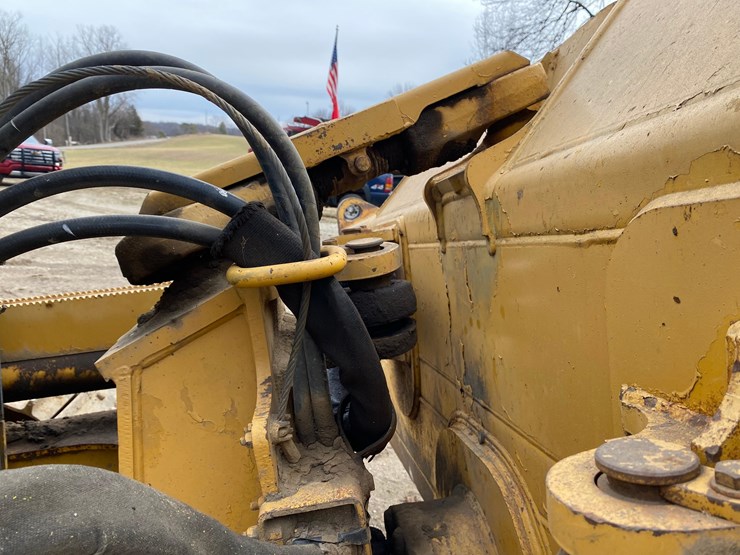 2005-deere-700h-image-54