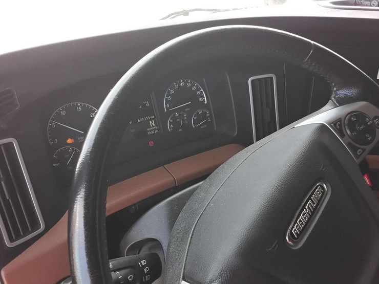 2020-freightliner-cascadia-126-image-23