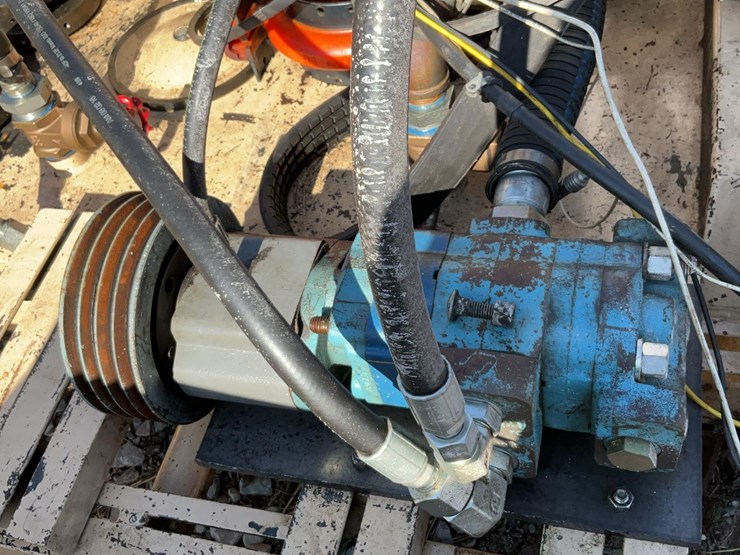 #200-•-iveco-power-unit-with-hydraulic-pumps-image-19