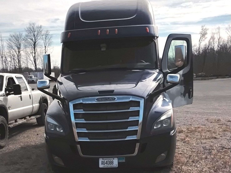 2018-freightliner-cascadia-126-image-2