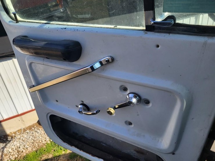 1995-ford-l9000-tandem-axle-day-cab-semi-image-66