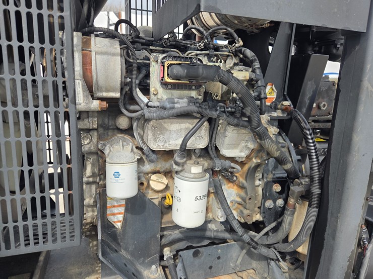 2016-massey-ferguson-8-image-14