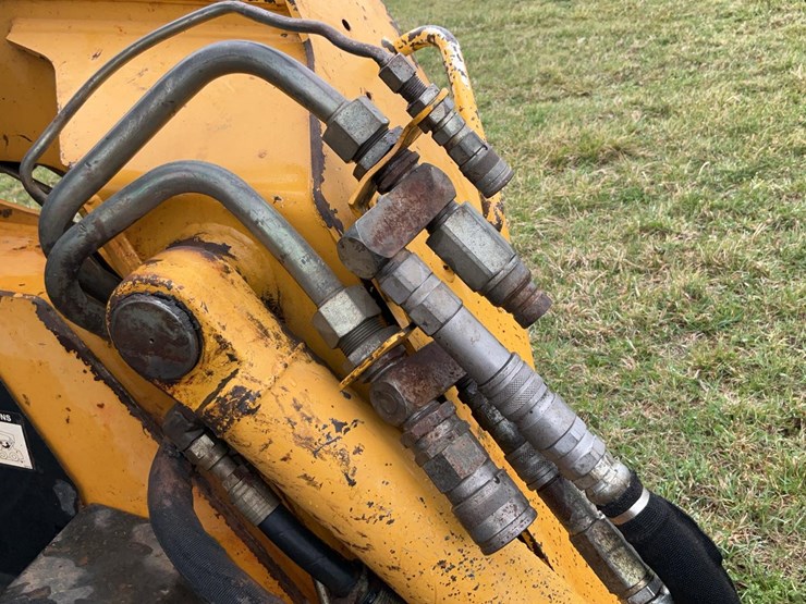 2003-deere-ct332-image-48