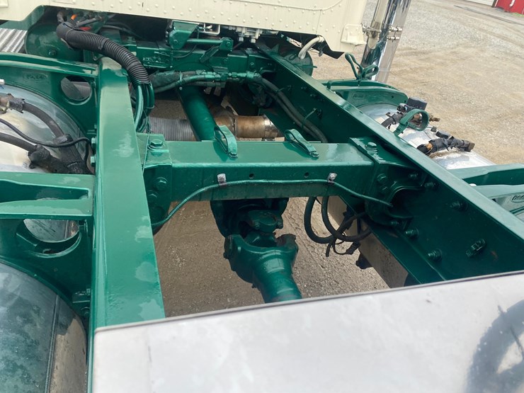2002-peterbilt-379-image-54