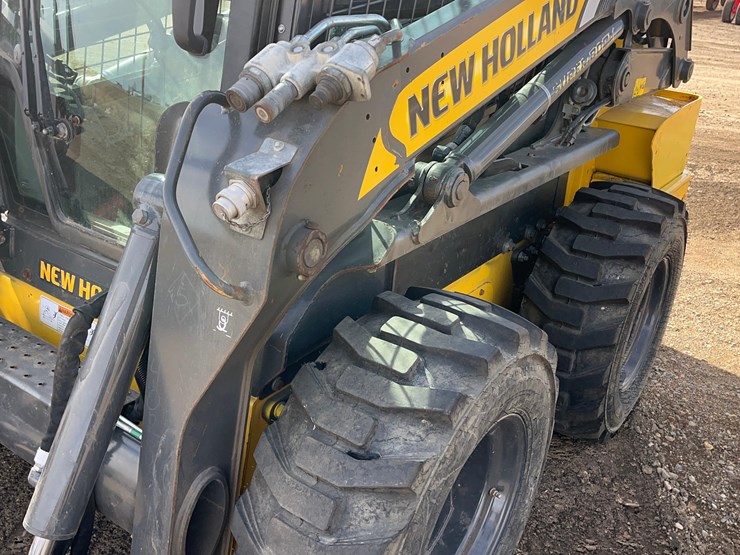 new-holland-l320-image-6