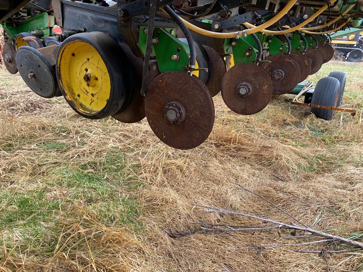 kinze-24-row-planter-image-42