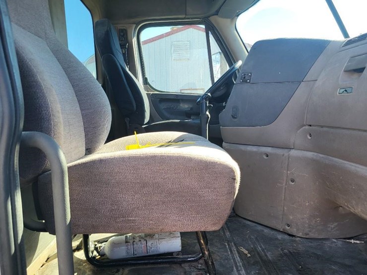 2013-freightliner-ca125dc-tandem-axle-day-cab-semi-image-63