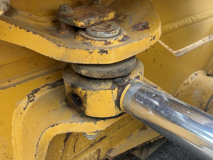 2015-caterpillar-d6t-lgp-image-13