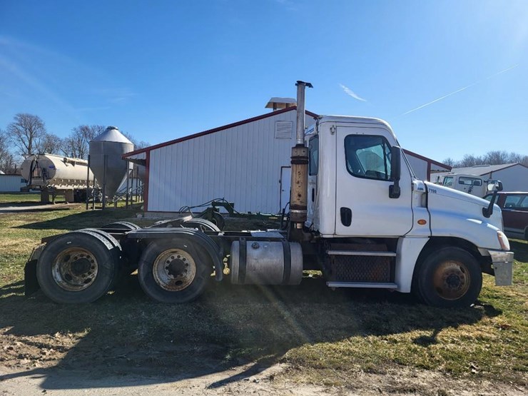 2013-freightliner-ca125dc-tandem-axle-day-cab-semi-image-6
