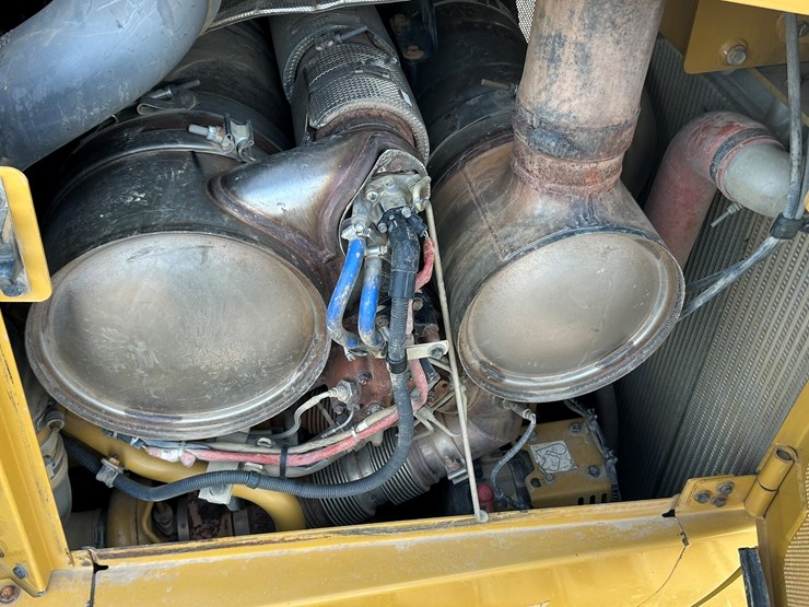 2015-caterpillar-d6t-lgp-image-40