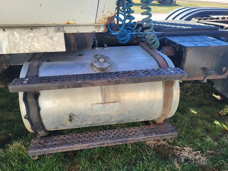 1995-ford-l9000-tandem-axle-day-cab-semi-image-15