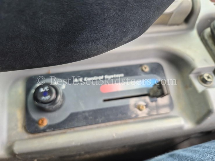 2021-kubota-svl95-2-skid-steer-loader-image-12