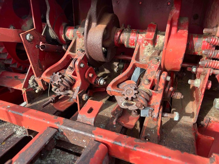 new-holland-575-image-11