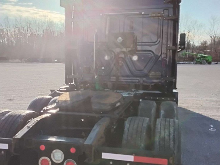 2018-freightliner-cascadia-126-image-5