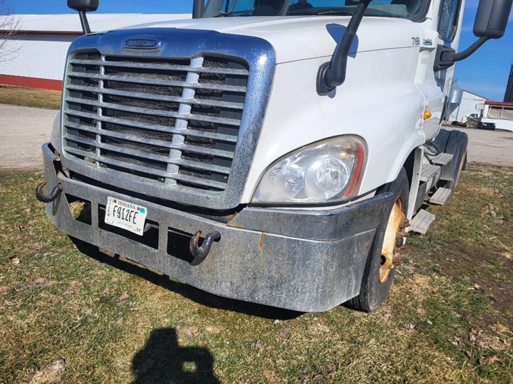 2013-freightliner-ca125dc-tandem-axle-day-cab-semi-image-9